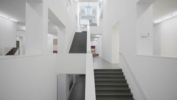 Treppenhaus der Sammlung Falckenberg © Zentralfilm Foto: Zentralfilm