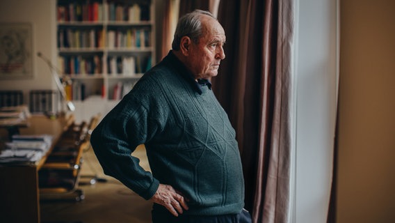 Kunstsammler Harald Falckenberg in seinem Büro. © Zentralfilm/Deichtorhallen Foto: Zentralfilm/Deichtorhallen