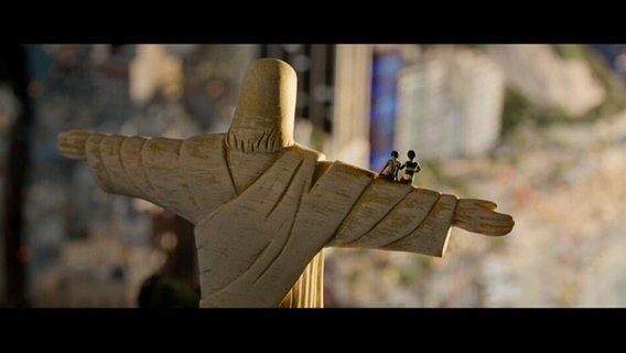 Ein Nachbau von Cristo Redentor in Rio de Janeiro im Miniatur Wunderland Hamburg, auf der Figuren der Gründer Gerrit und Frederik Braun sitzen © Screenshot NDR 