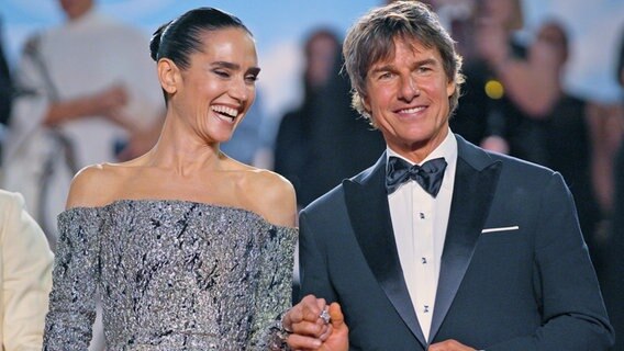 US-Schauspieler Tom Cruise mit Kollegin Jennifer Conelly bei der Premiere von "Top Gun: Maverick" in Cannes © Daniel Cole/AP/dpa +++ dpa-Bildfunk +++ Foto: Daniel Cole