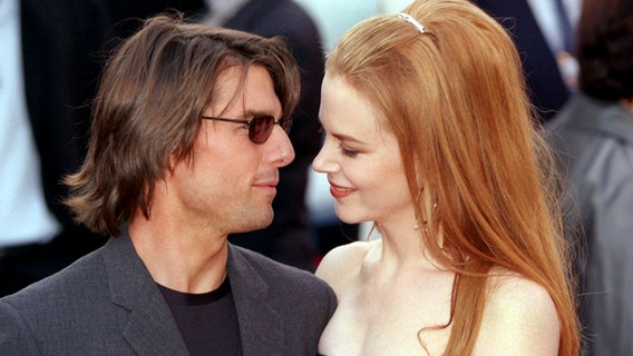 Schauspieler Tom Cruise mit seiner damaligen Ehefrau Nicole Kidman 1999 in Hamburg bei der Deutschlandpremiere von "Eyes Wide Shut" von Stanley Kubrick © Kay Nietfeld/dpa +++ dpa-Bildfunk +++ Foto: Kay Nietfeld