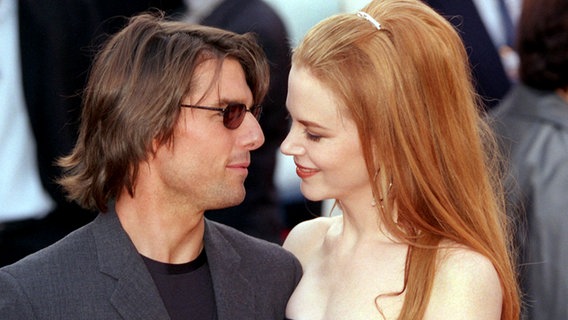Schauspieler Tom Cruise mit seiner damaligen Ehefrau Nicole Kidman 1999 in Hamburg bei der Deutschlandpremiere von "Eyes Wide Shut" von Stanley Kubrick Schauspieler Tom Cruise mit seiner damaligen Ehefrau Nicole Kidman 1999 in Hamburg bei der Deutschlandpremiere von "Eyes Wide Shut" von Stanley Kubrick © Kay Nietfeld/dpa +++ dpa-Bildfunk +++ Foto: Kay Nietfeld