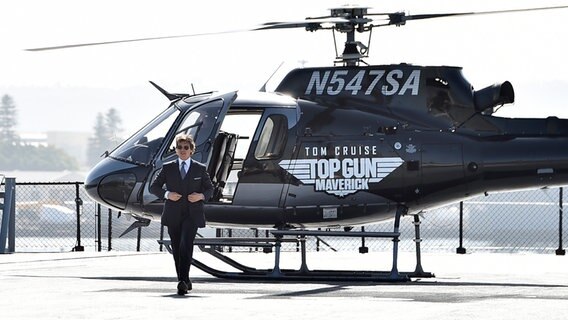 Schauspieler Tom Cruise steigt aus einem Helicopter mit der Inschrift "Top Gun: Maverick" aus - bei der Weltpremiere des Filmes in San Diego © dpa Foto: Jordan Strauss/