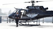 Actor Tom Cruise climbs out of the helicopter with the inscription "Best weapon: Maverick" from - World Film Premiere in San Diego © Jordan Strauss / Invision via AP / dpa +++ dpa-Bildfunk +++ 