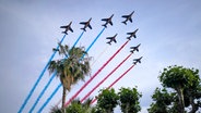 Flugzeuge fliegen in Formation über dem Himmel von Cannes zur Premiere von "Top Gun: Maverick" in Frankreich © Daniel Cole/AP/dpa +++ dpa-Bildfunk +++ 