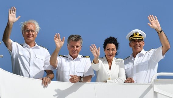 Harald Schmidt, Nick Wilder, Barbara Wussow und Sascha Hehn winken an Bord des "Traumschiffs". © picture alliance/dpa Foto: Dirk Bartling
