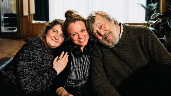 Julia von Heinz, Regisseurin, mit ihren Hauptdarstellern Stephen Fry (r.) und Lena Dunham (li.) © Seven Elephants, Julia Terjung 