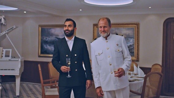 Szene mit Woody Harrelson als Kapitän einer Luxusjacht aus dem Ruben-Östlund-Film "Triangle of Sadness" im Wettbewerb von Cannes Szene mit Woody Harrelson als Kapitän einer Luxusjacht aus dem Ruben-Östlund-Film "Triangle of Sadness" im Wettbewerb von Cannes © Fredrik-Wenzel ©Plattform Foto: Fredrik-Wenzel