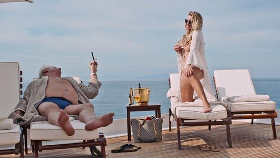 Szene aus dem Ruben-Östlund Film "Triangle of Sadness" mit einem Model und einem Oligarchen auf einer Luxusyacht - Der Film läuft im Wettbewerb von Cannes Szene aus dem Ruben-Östlund Film "Triangle of Sadness" mit einem Model und einem Oligarchen auf einer Luxusyacht - Der Film läuft im Wettbewerb von Cannes © Fredrik-Wenzel ©Plattform Foto: Fredrik-Wenzel