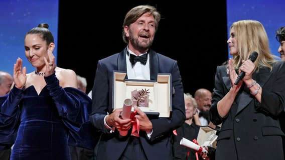 Ruben Östlund mit seiner Goldenen Palme für  "Triangle of Sadness" in Cannes - © Joel C Ryan/Invision/AP/dpa +++ dpa-Bildfunk +++ Foto: Joel C Ryan