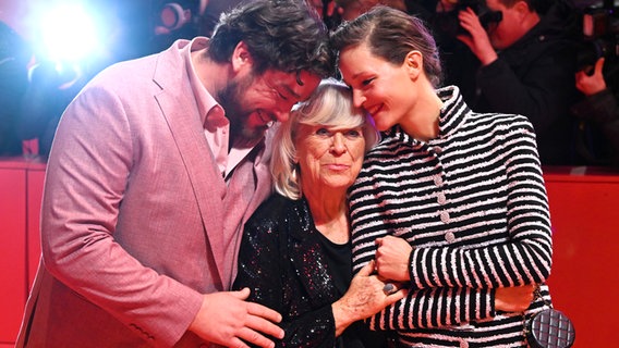 Ronald Zehrfeld, Regisseurin Margarethe von Trotta und Vicky Krieps bei der Weltpremiere von "Ingeborg Bachmann" © Jens Kalaene/dpa +++ dpa-Bildfunk Foto: Jens Kalaene