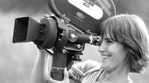 Schwarz-Weiß-Bild von Gisela Tuchtenhagen 1968 mit Filmkamera in der Hand.  Aufgenommen an der Deutschen Film- und Fernsehakademie. © Gisela Tuchtenhagen 