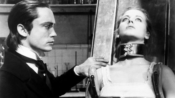 Udo Kier als Frankenstein im Film "Andy Warhol's Frankenstein" mit Dalila Di Lazzaro, 1974 © Courtesy Everett Collection 