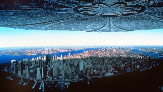 Ein gigantisches Ufo bedroht New York - Filmszene aus "Independence Day". © picture-alliance / dpa 