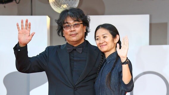 Die in den USA lebende Regisseurin Chloé Zhao und der südkoreanische Regisseur Bong Joon-ho als Jurymitglieder des Wettbewerbs der Filmfestpiele Venedig Die in den USA lebende Regisseurin Chloé Zhao und der südkoreanische Regisseur Bong Joon-ho als Jurymitglieder des Wettbewerbs der Filmfestpiele Venedig © Joel C Ryan/Invision/AP/dpa bildfunk Foto: Joel C Ryan