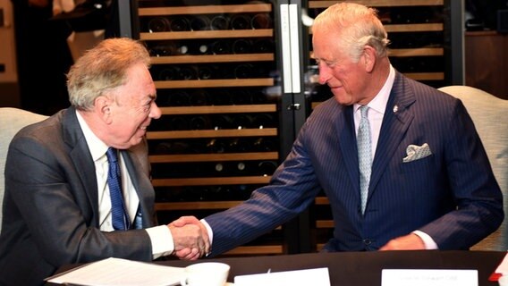 Komponist Andrew Lloyd Webber (l.) am Schreibtisch mit King Charles III. (r.) Komponist Andrew Lloyd Webber (l.) am Schreibtisch mit King Charles III. (r.) © Eddie Mulholland/DAILY TELEGRAPH POOL via AP/dpa +++ dpa-Bildfunk +++ Foto: Eddie Mulholland