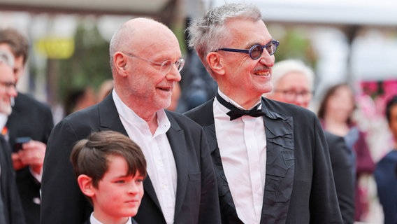 Der deutsche Regisseur und Fotograf Wim Wenders (r.) bei der Weltpremiere von "Anselm" - der Doku über Anselm Kiefer (links neben Wenders) in Cannes © bildfunk 