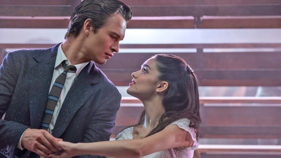 Ansel Elgort as Tony and Rachel Zegler as Maria halten sich an den Händen - Szene aus dem Film "West Side Story" von Steven Spielberg © 2020 Twentieth Century Fox Film Corporation. Foto: Niko Tavernise