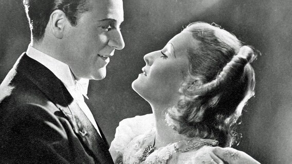 Die deutschen Schauspieler Willy Fritsch und Lillian Harvey in einer Filmszene, undatiert, um 1930.  Foto: Röhnert