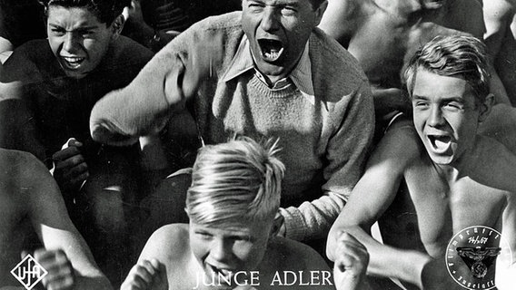 Filmszene aus "Junge Adler" mit Willy Fritsch als Ausbildungsleiter Roth, Mitte vorn: Hardy Krüger (NS-Erziehungsfilm, Deutschland, Ufa, 1944). - Szene  Foto: akg-images