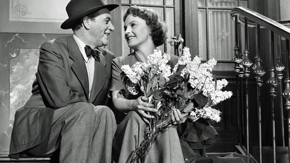 Szene mit Willy Fritsch und Magda Schneider als Ehepaar in "Wenn der weiße Flieder wieder blüht" (D 1953)  