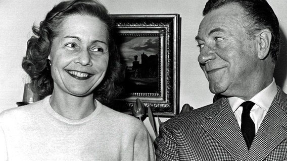 Der deutsche Schauspieler und seine Frau Dinah Grace feiern am 15. März 1962 in ihrem Hamburger Heim ihren 25. Hochzeitstag.  Foto: dpa