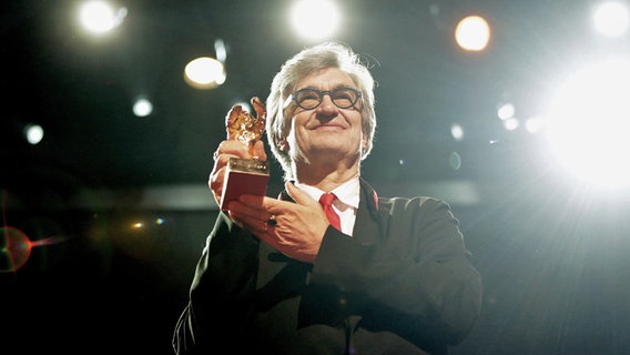 Der Regisseur und Künstler Wim Wenders mit dem Goldenen Ehrenbären der Berlinale in der Hand © dpa bildfunk Foto: Joerg Carstensen