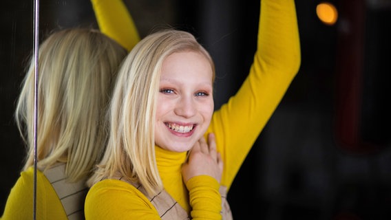 Die junge Schauspielerin Helena Zengel lächelt im gelbem Pullover © picture alliance / Magdalena Hoefner Foto: Magdalena Hoefner