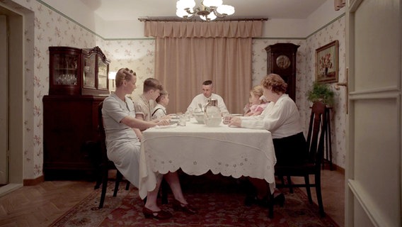 Eine Familie sitzt an einem Esstisch © picture alliance Foto: Leonine