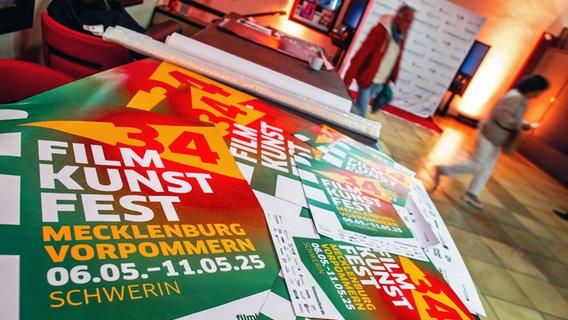 Plakate für das 34. Filmkunstfest Mecklenburg-Vorpommern liegen im Vorraum im Festivalkino «Capitol» © Jens Büttner/dpa +++ dpa-Bildfunk +++ 