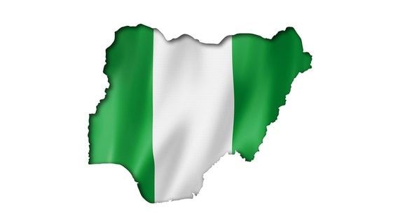 Die nigerianische Flagge in Form der nigerianischen Außengrenze © imago 