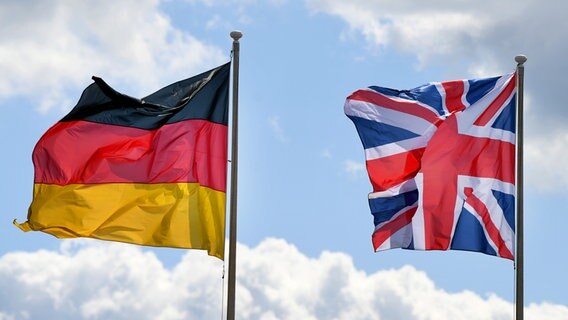 Die Flaggen von Deutschland und Großbritannien © picture alliance/dpa Foto: Monika Skolimowska