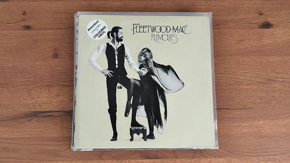 Das Cover der Platte "Rumours" von Fleetwood Mac liegt auf einem Tisch © Warner Bros. Records 