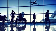 Wartebereich eines Flughafens mit Silhouetten von Reisenden © fotolia.com Foto: Rawpixel