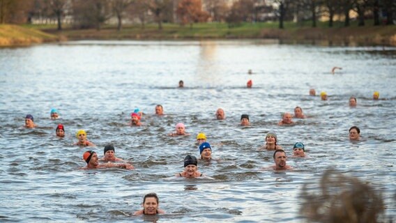 Menschen schwimmen in einem Fluss © picture alliance/dpa/CTK Foto: Josef Vostarek