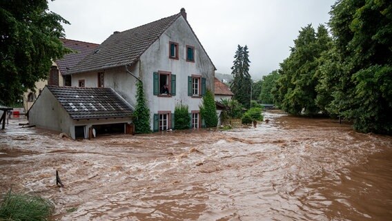 Die Kyll ist in Erdorf über die Ufer getreten und hat Teile des Dorfes geflutet. © picture alliance/dpa Foto: Harald Tittel
