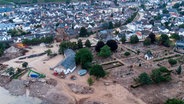 Ahrweiler, Luftaufnahme der zerstörten Stadt und des Friedhofs aus südlicher Perspektive. © picture alliance | Marcel Mayer Foto: Marcel Mayer