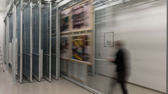 Fotografien im Depot des Sprengel Museums Hannover © Sprengel Museum Foto: Herling / Herling / Werner