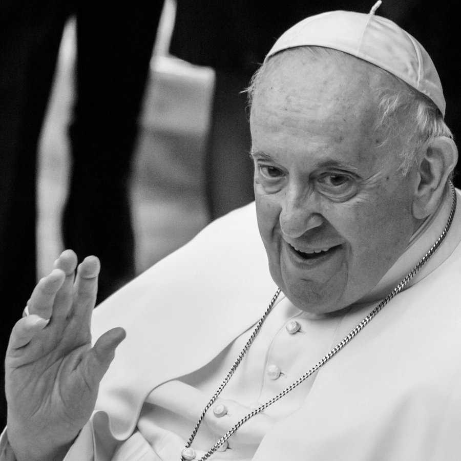 Papst Franziskus winkt während der Generalaudienz im Vatikan. © Michael Kappeler/dpa +++ dpa-Bildfunk +++ 