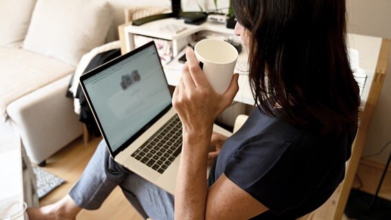 Eine Frau sitzt vor dem PC © BARBARA GINDL / APA / picturedesk.com 