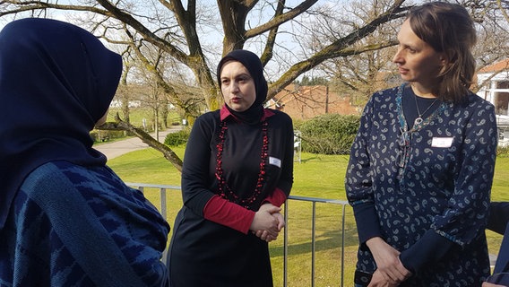 Frauen auf einer Tagung der Evangelischen Akademie Loccum zum Thema "Mehr Raum wagen. Muslimische Frauen in ihren Moscheen". © NDR.de Foto: Ita Neuhaus