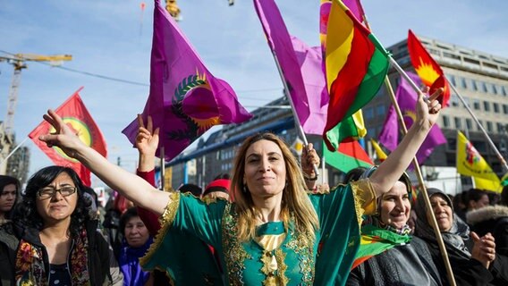 Frauen demonstrieren am Weltfrauentag auf den Straßen Berlins © imago 