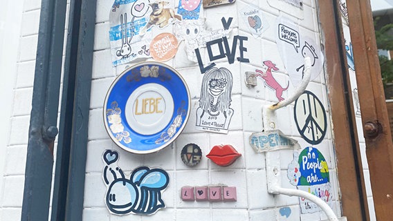 An einer Hauswand in der Hamburger Osterstraße findet sich Kunst von verschiedenen Street-Art-Künstlern. © NDR/Katharina Preuth Foto: Katharina Preuth