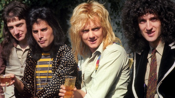Freddie Mercury und die Mitglieder der Band Queen (John Deacon, Rager Taylor, Brian May). © Picture Alliance/Photoshot 