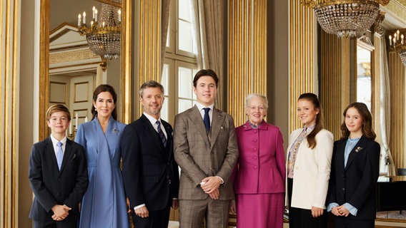 Offizielles Foto vom Oktober 2023 der Familie um Kronprinz Frederik von Dänemark, Königin Margrethe von Dänemark II. und der Familie © Kungahuset.dk/Dennis Stenild Foto: Dennis Stenild