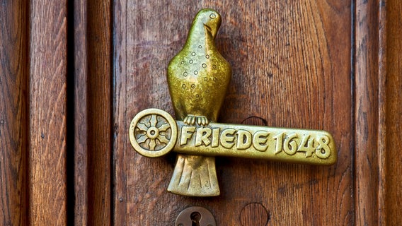 Türgriff mit Schriftzug "Friede 1648" am Rathaus in Osnabrück. , Westfaelischer Friede, Rathaus, Osnabrueck, Niedersachsen, Deutschland, Europa © picture alliance / blickwinkel/S. Ziese | Stefan Ziese 