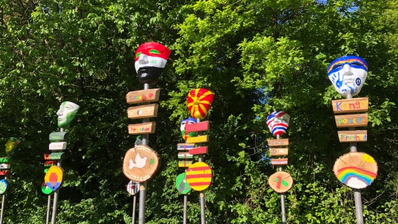 Von Jugendlichen gestaltete Friedenszeichen mit Varusmasken im Park des Museums Kalkriese. © Karoline Kempe 