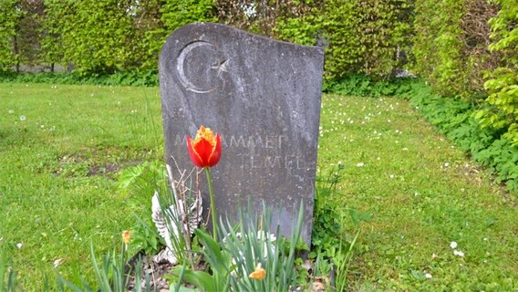 Grabstein auf einem muslimischen Gräberfeld  