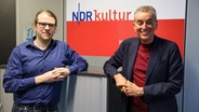Der Autor und Moderator Michel Friedman (rechts) und Podcast-Host Sebastian Friedrich (links) © NDR 