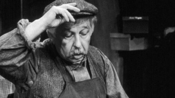 Fritz Hollenbeck als Schustergeselle Matten in "Meister Anecker" am Ohnsorg-Theater in Hamburg. © picture alliance / United Archives | United Archives / kpa 